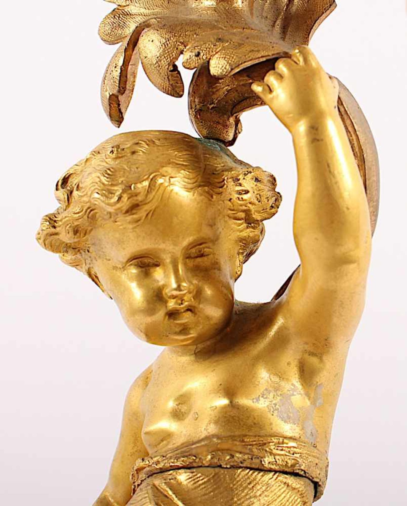 FIGURALE PRUNKGIRANDOLE, sechsflammig, Bronze, vergoldet, Putto auf Sockel mit plastischem - Image 4 of 4