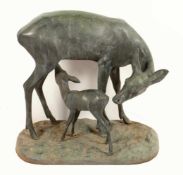 LIND, Karl, "Reh mit Kitz", Bronze, patiniert (die Figur stand im Freien und hat grünliche