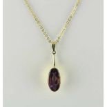 ANHÄNGER AN KETTE, 585/ooo Gelbgold, besetzt mit einem Amethyst, L der Kette 58, L des Anhängers 3,