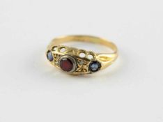 GRANATRING, 750/ooo Gelbgold, besetzt mit Granat und Safiren, RG 49, 2,0g, E.19.Jh.