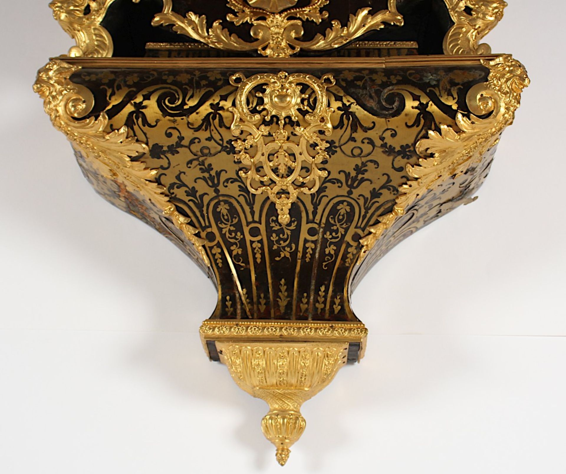 GROSSE LOUIS-XIV-KONSOLPENDULE, sogenannte "Religieuse", Gehäuseverzierung in Boulle-Technik, besch. - Image 6 of 7