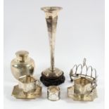 SECHSTEILIGES KONVOLUT, Silber, bestehend aus einer Vase mit Holzständer (H 29,5), zwei Tassen mit
