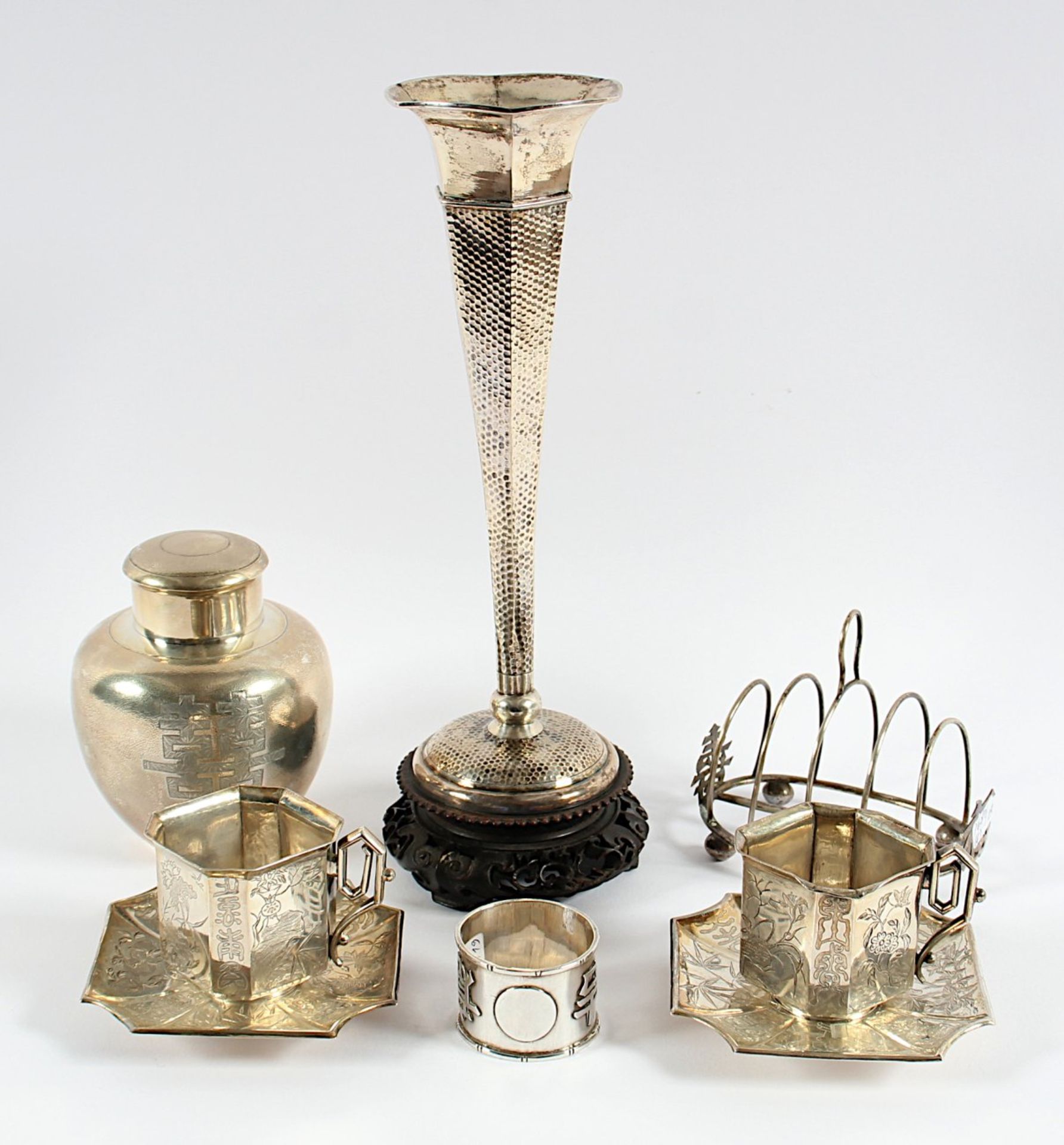 SECHSTEILIGES KONVOLUT, Silber, bestehend aus einer Vase mit Holzständer (H 29,5), zwei Tassen mit