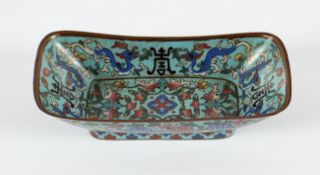 CLOISONNÉ-SCHALE, lingotförmig, innen und auf der Wandung im farbigem Email-Cloisonné auf hellblauem