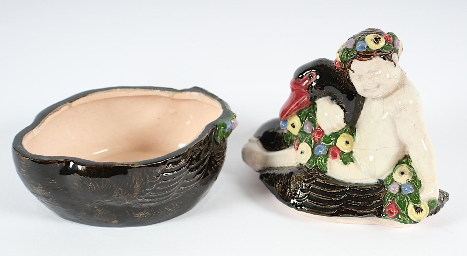 JUGENDSTIL-DECKELDOSE, Keramik, farbig staffiert, kleiner Putto einen schwarzen Schwan umarmend, H - Bild 2 aus 2