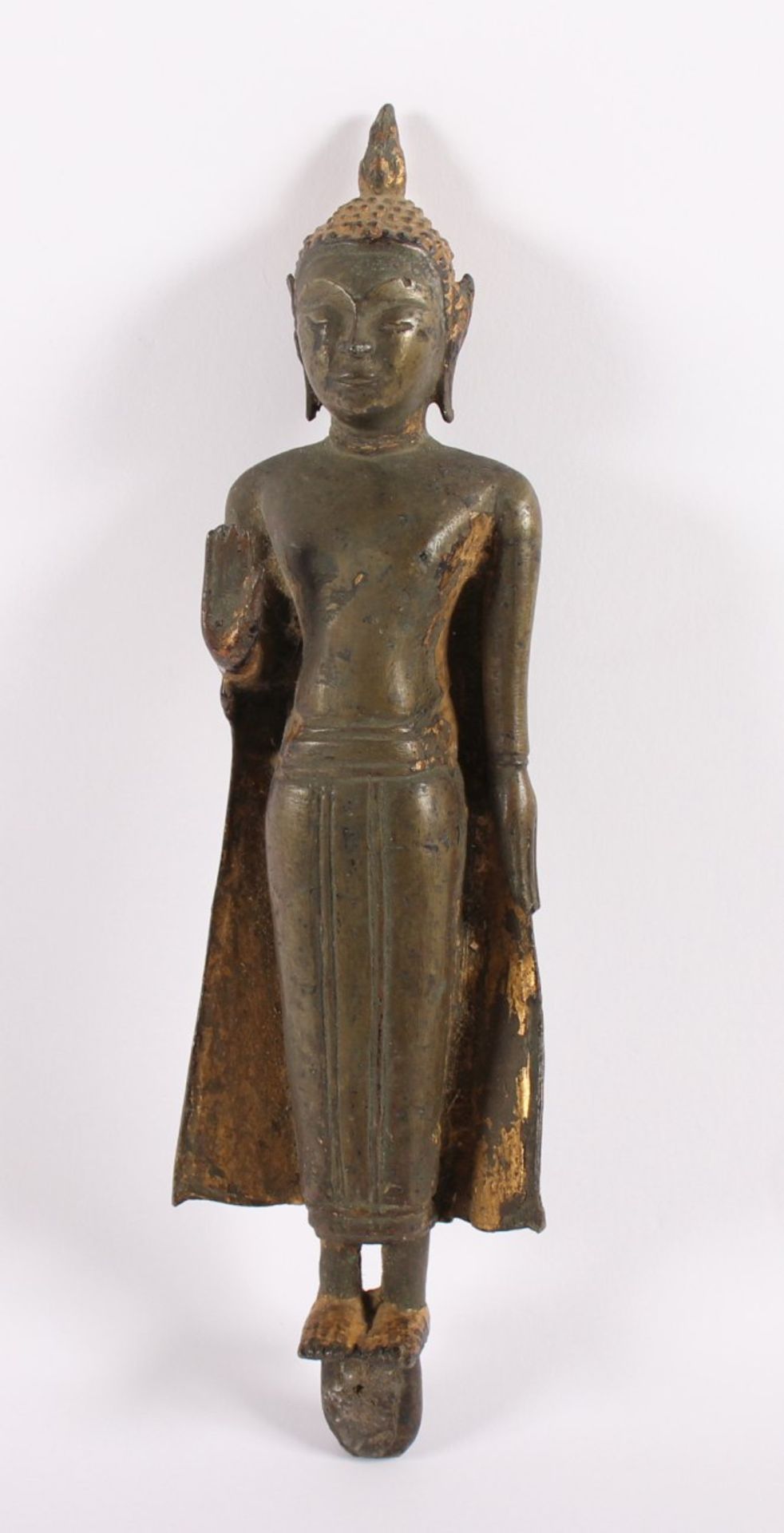 STEHENDER BUDDHA, Bronze, Reste von Vergoldung, die Linke in Abhaya Mudra erhoben, H 25,