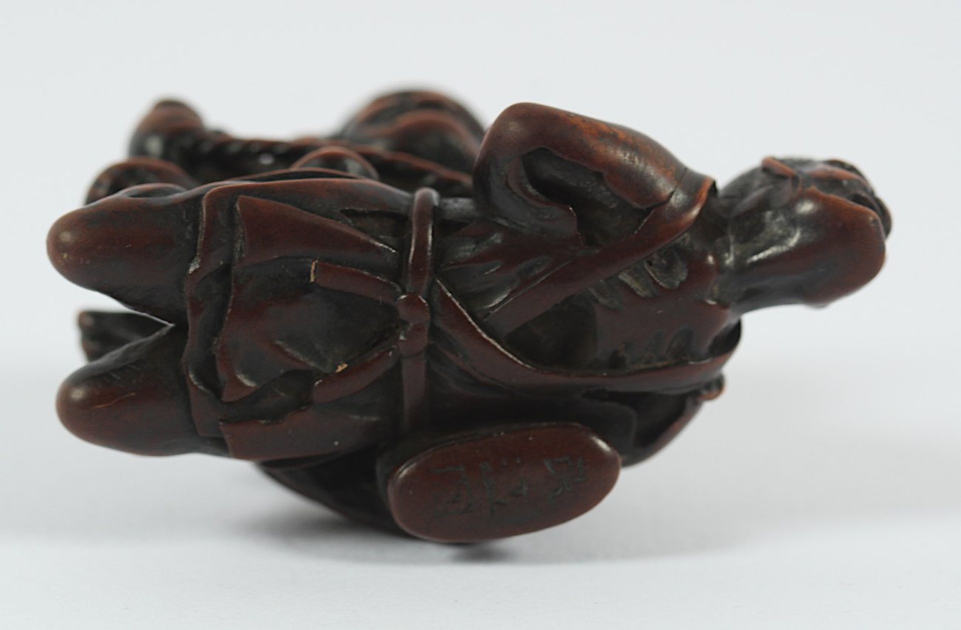 NETSUKE DAIKOKU, Buchsbaum, Pupillen schwarzes Horn, der Glücksgott fesselt einem fest von ihm zu - Image 4 of 4