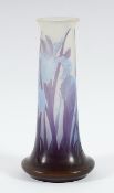 JUGENDSTILVASE, farbloses Glas, violett überfangen, geätztes Irisdekor, H 24,5, signiert GALLÉ, um