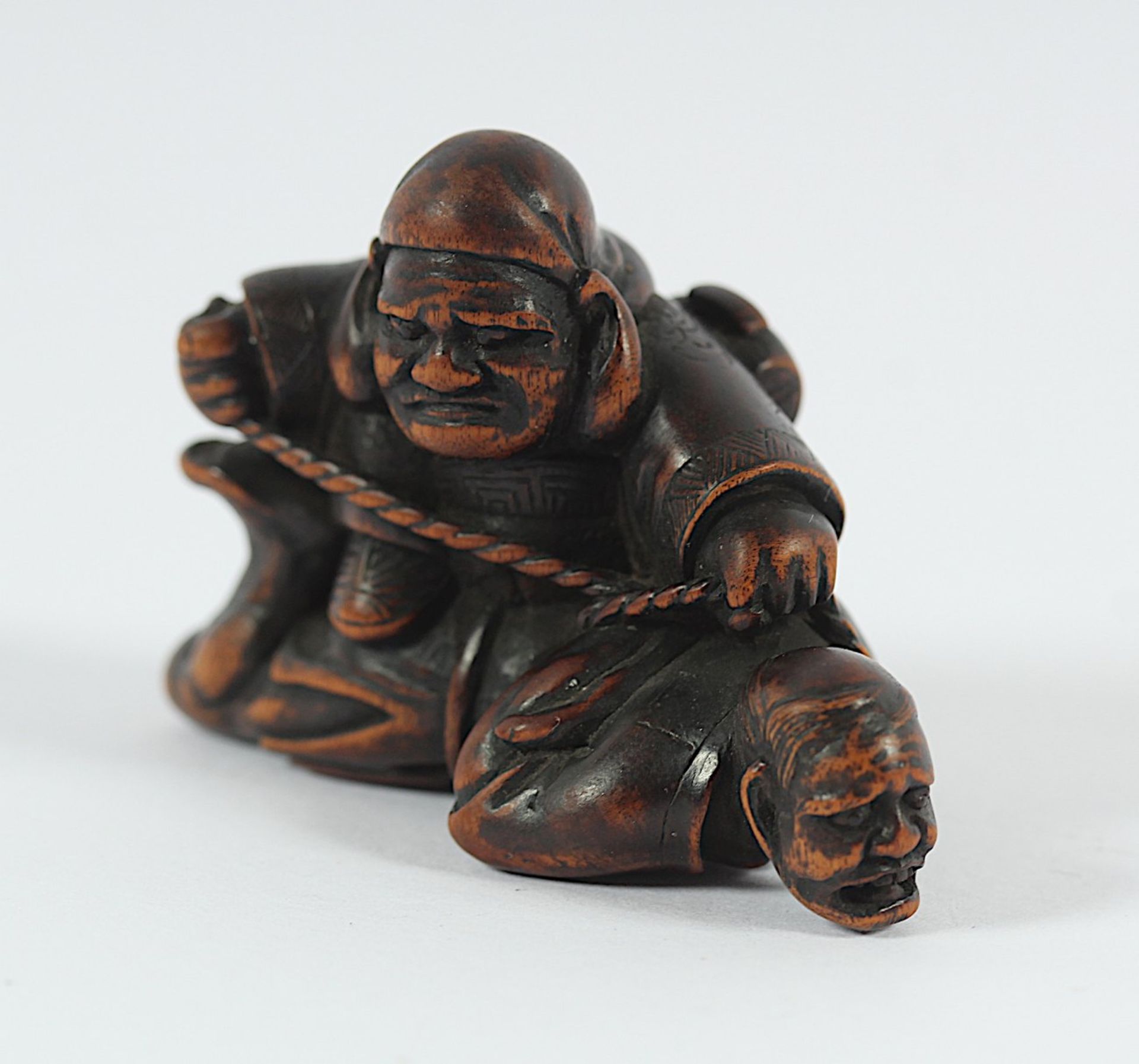 NETSUKE DAIKOKU, Buchsbaum, Pupillen schwarzes Horn, der Glücksgott fesselt einem fest von ihm zu - Image 2 of 4