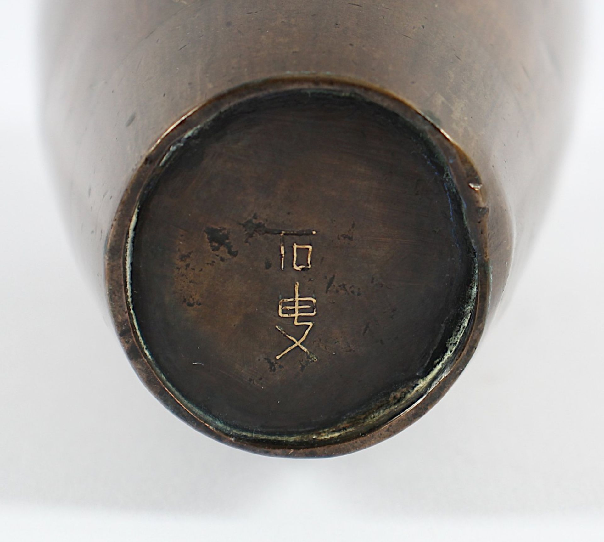 KLEINE VASE, Bronze, in feiner Silberdrahtzeichnung dekoriert, H 15,5, min.besch., CHINA, E.19.Jh. - Image 3 of 3