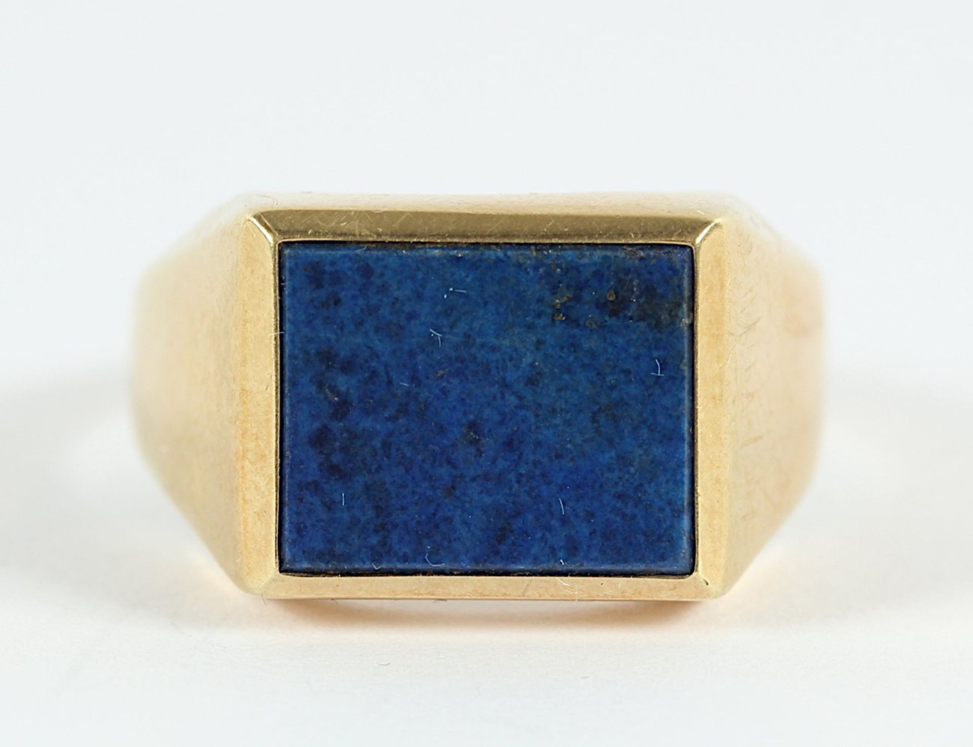 HERRENRING, 585/ooo Gelbgold, besetzt mit einem Lapis-Lazuli-Plättchen, Schiene verbogen, RG 62, 4,