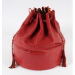 LEDERTASCHE, feines rotes Leder, Dm 19, Futteral aus Seide, Herstellermarke: Wilhelm MELZER, WIEN,