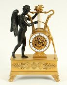 FIGURENPENDULE "AMOR MIT LYRA", im Empirestil, Bronze, patiniert und teilweise vergoldet, Werk mit