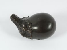 NETSUKE AUBERGINE, Bronze, braun patiniert, große Frucht mit naturalistisch gearbeiteten