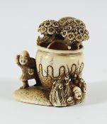 NETSUKE SHIBA ONKO, Elfenbein, unter einer Kiefer steht ein großer Bottich aus dem durch ein Loch