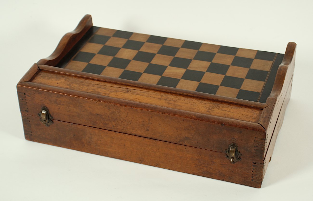 SCHACH- UND BACK GAMMON-SPIEL, Holz, besch., L 44, um 1900