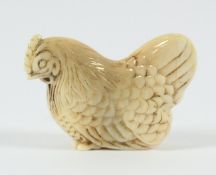 NETSUKE HENNE, Elfenbein, sehr fein geschnitzt, der Form des Elfenbeinstückes folgende Darstellung