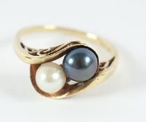 PERLRING, 585/ooo Gelbgold, besetzt mit einer weißen und einer taubenhalsblauen Perle, RG 57, 4,2g
