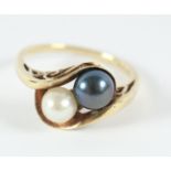 PERLRING, 585/ooo Gelbgold, besetzt mit einer weißen und einer taubenhalsblauen Perle, RG 57, 4,2g