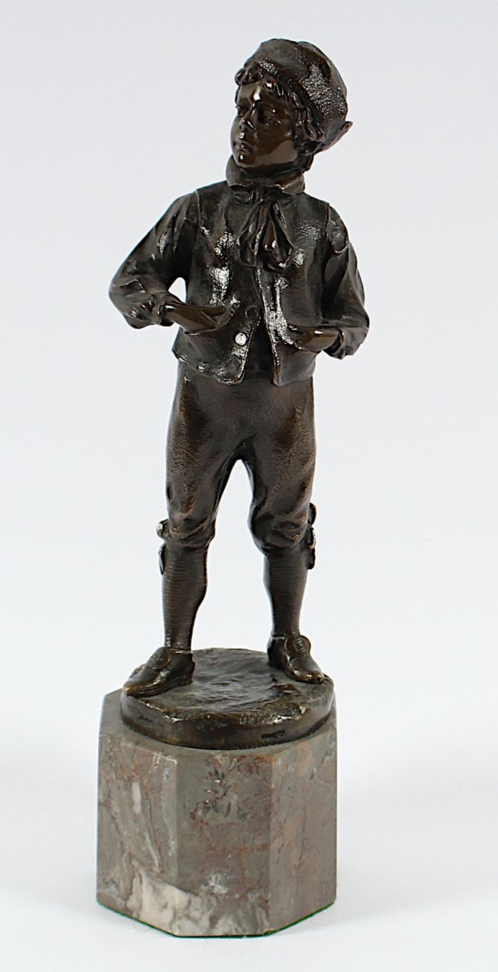 LINDENBERG, Max, "Junge", Bronze, auf dem Stand signiert, H 22, Marmorsockel - Image 2 of 4