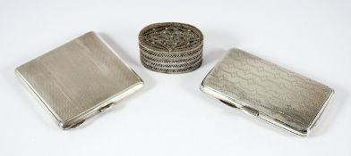 DREITEILIGES KONVOLUT, 8oo-925/ooo, bestehend aus einer ovalen Silberfiligrandose, einem kleinen
