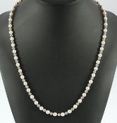 PERLENKETTE, Akoya-Zuchtperlen, silbergrau gefärbte und weiße Perlen von ca. 4,0 und 6,5 mm