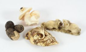 VIER NETSUKE, a) Früchtegruppe, Bein und Holz; b) Gruppe sich zersetzender Blätter, Elfenbein; c)