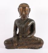 BUDDHA SHAKYAMUNI, Bronze, über Schwarzlack Reste von Vergoldung, in Meditation und die Rechte in