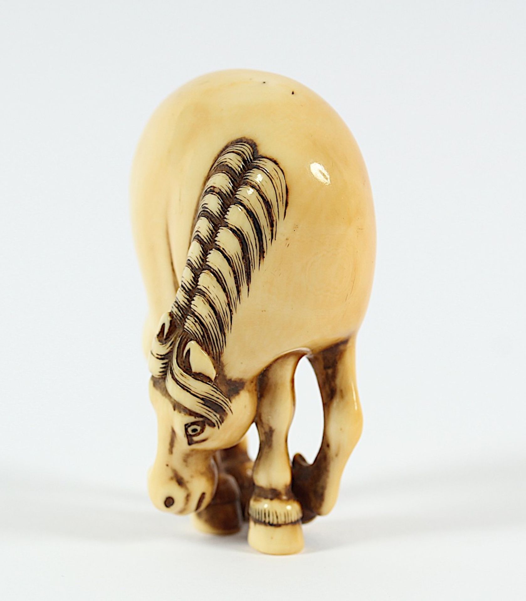 NETSUKE GROSSES GRASENDES PFERD, Elfenbein, die Beine eng zusammengestellt und mit wehendem Schweif, - Image 2 of 5