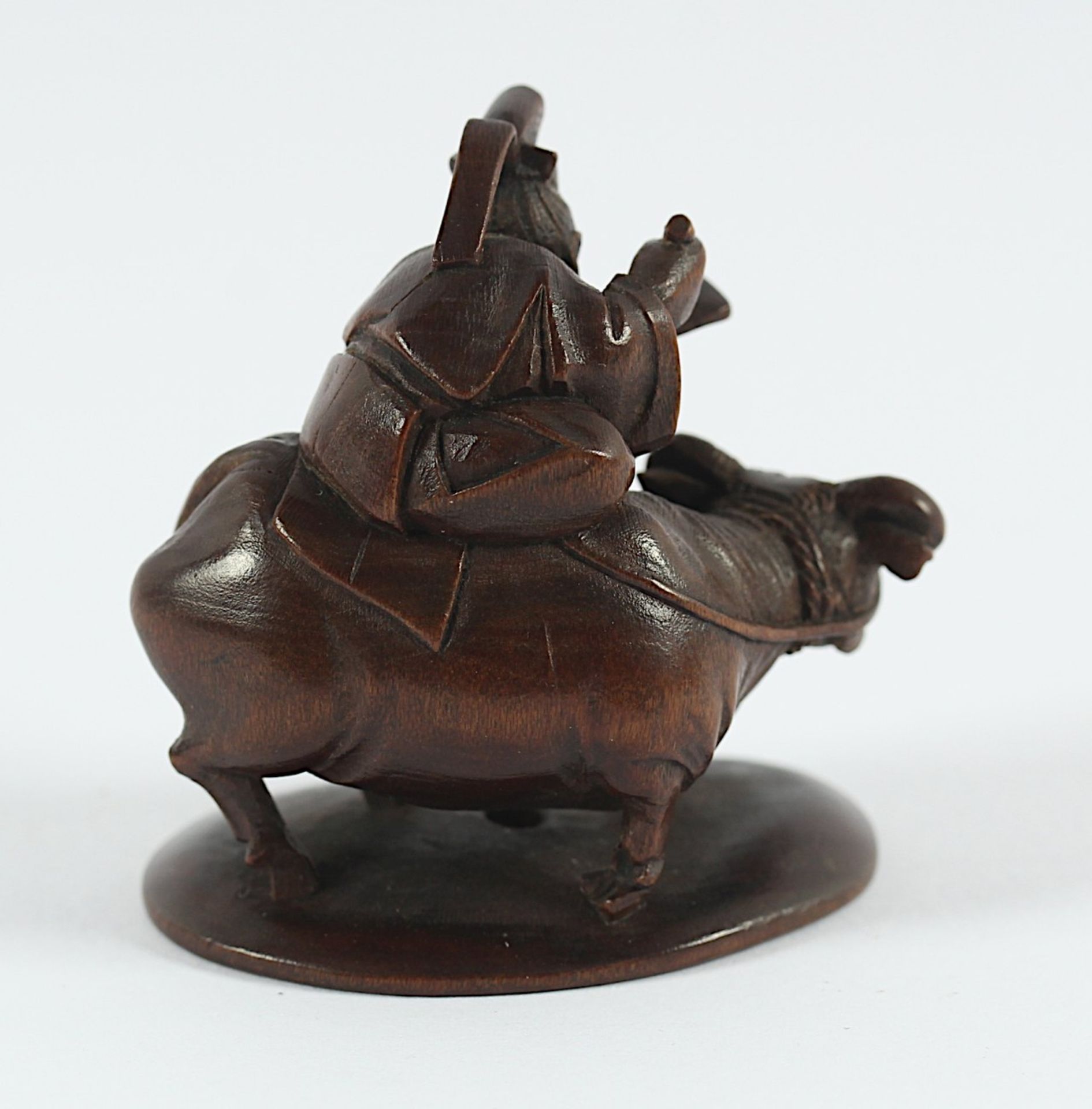 ZWEI NETSUKE, Buchsbaum, a) stehender Affengaugler mit einem Affen auf seiner Schulter, glänzende - Bild 6 aus 8