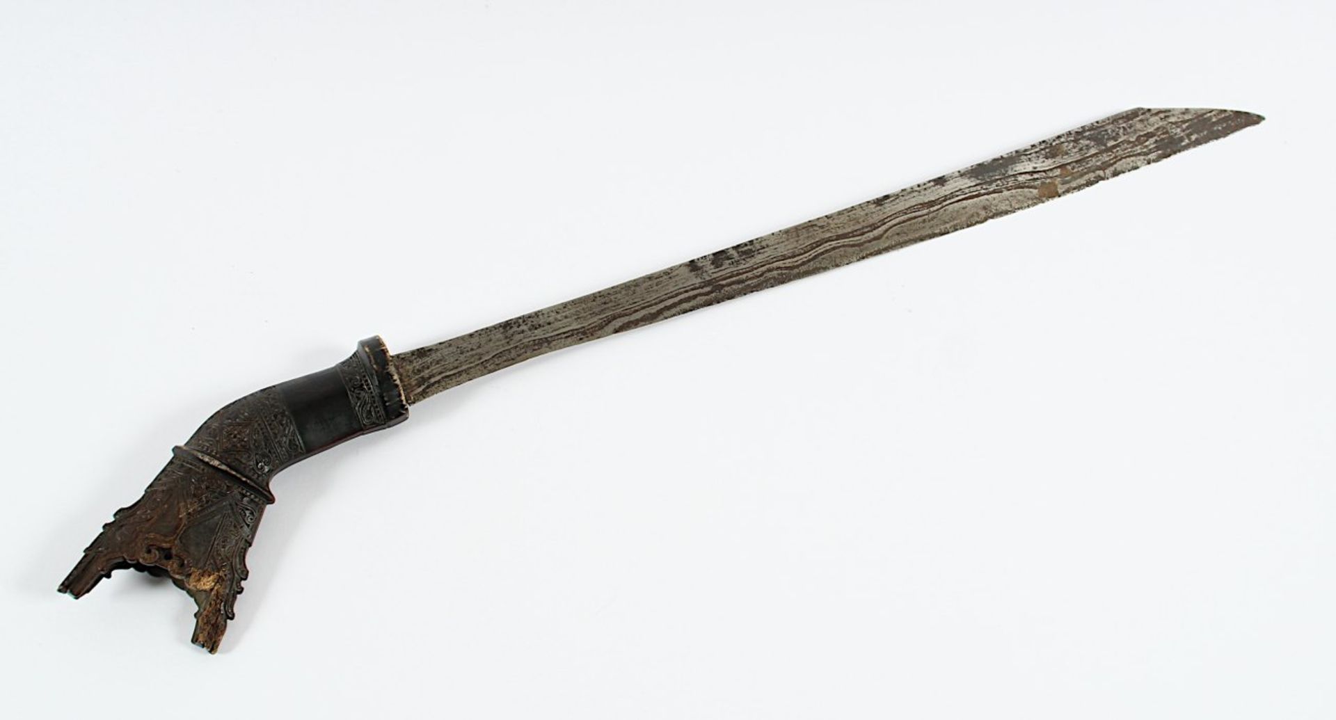 MANDAU DER DAYAK, schwere Klinge, Griff Horn (besch.) mit Reliefdekor, L 65, BORNEO - Image 2 of 3