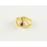 DAMENRING, 900/ooo Gelbgold, besetzt mit einem Rubincabochon, RG 55, 6,8g, Juwelier-Handarbeit LI