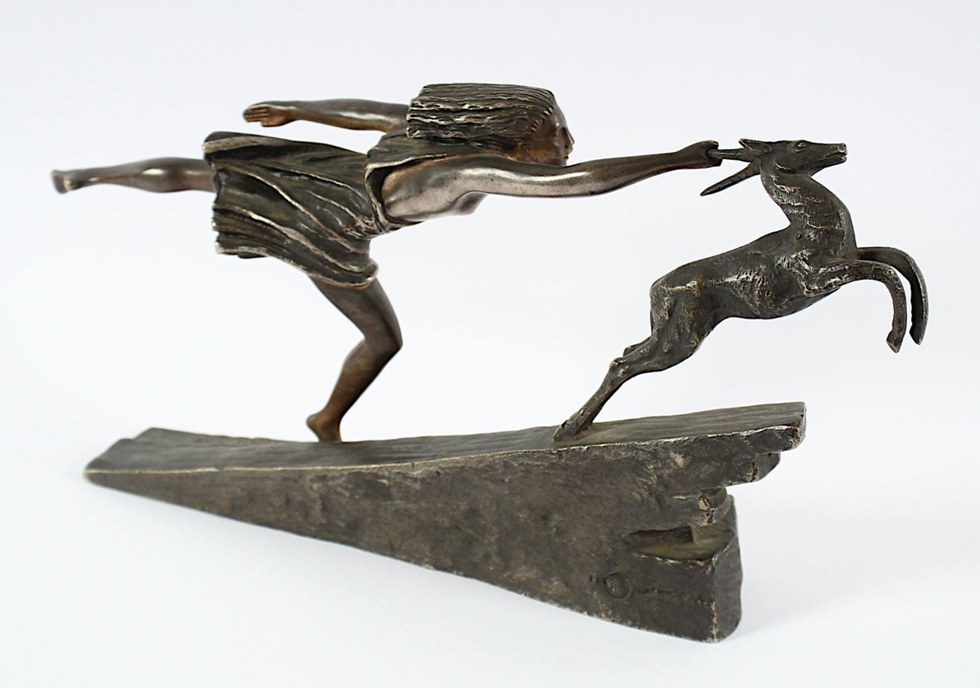 ART DECO-FIGUR, "Chasing the Hind", Aurore Onu, Bronze, versilbert, H 16, L 32, auf der Basis - Bild 2 aus 3