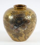 KLEINE VASE, Bronze, in Buntmetalleinlagen und graviert Chrysanthemen, H 11, min. fleckig,