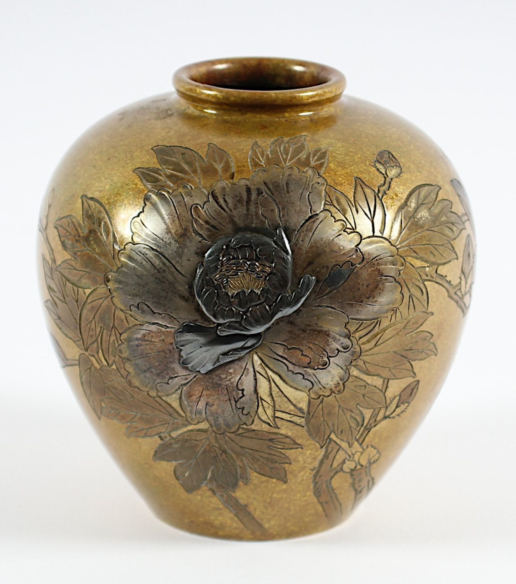 KLEINE VASE, Bronze, in Buntmetalleinlagen und graviert Chrysanthemen, H 11, min. fleckig,