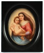 BILDPLATTE "SIXTINISCHE MADONNA", farbige Malerei auf ovaler Porzellanplatte, H 13, Holzrahmen, wohl