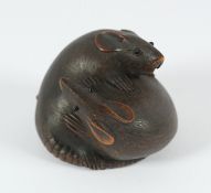 NETSUKE ZWEI RATTEN, Buchsbaum, Augen schwarzes Horn, die großen Tiere sind ineinander gewunden