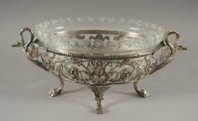 JUGENDSTIL-JARDINIERE, Metall, versilbert, geschliffener Glaseinsatz, Dm 34 unter dem Fuß gemarkt,