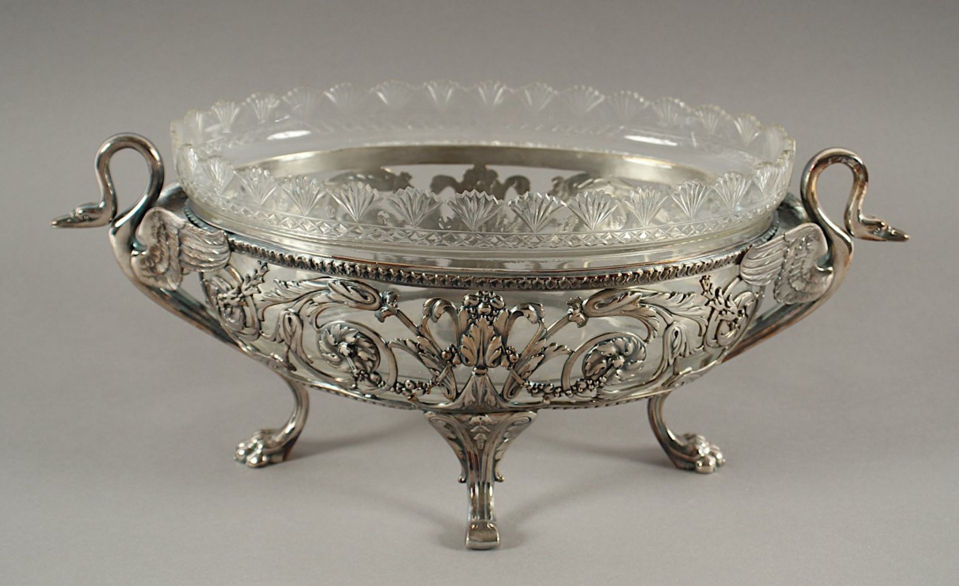 JUGENDSTIL-JARDINIERE, Metall, versilbert, geschliffener Glaseinsatz, Dm 34 unter dem Fuß gemarkt,