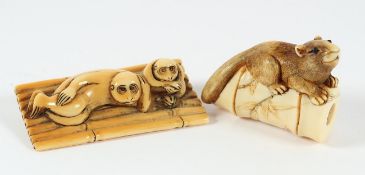 ZWEI NETSUKE, Elfenbein, a) zwei Affen auf einer Bambusmatte, schöne goldgelbe Patina, L 5; b)