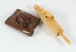 ZWEI NETSUKE, a) Frosch auf einer Rolle, Buchsbaum, L 4,4, glänzende Patina, b) Frosch auf einem