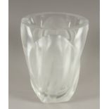 VASE, farbloses Glas, beschliffen, graviert, teilweise satiniert, H 27, etwas best., signiert, R.