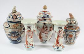 FÜNF IMARI-VASEN, Porzellan, ein Satz von drei Vasen und zwei Deckelvasen, Unterglasurblau, Eisenrot