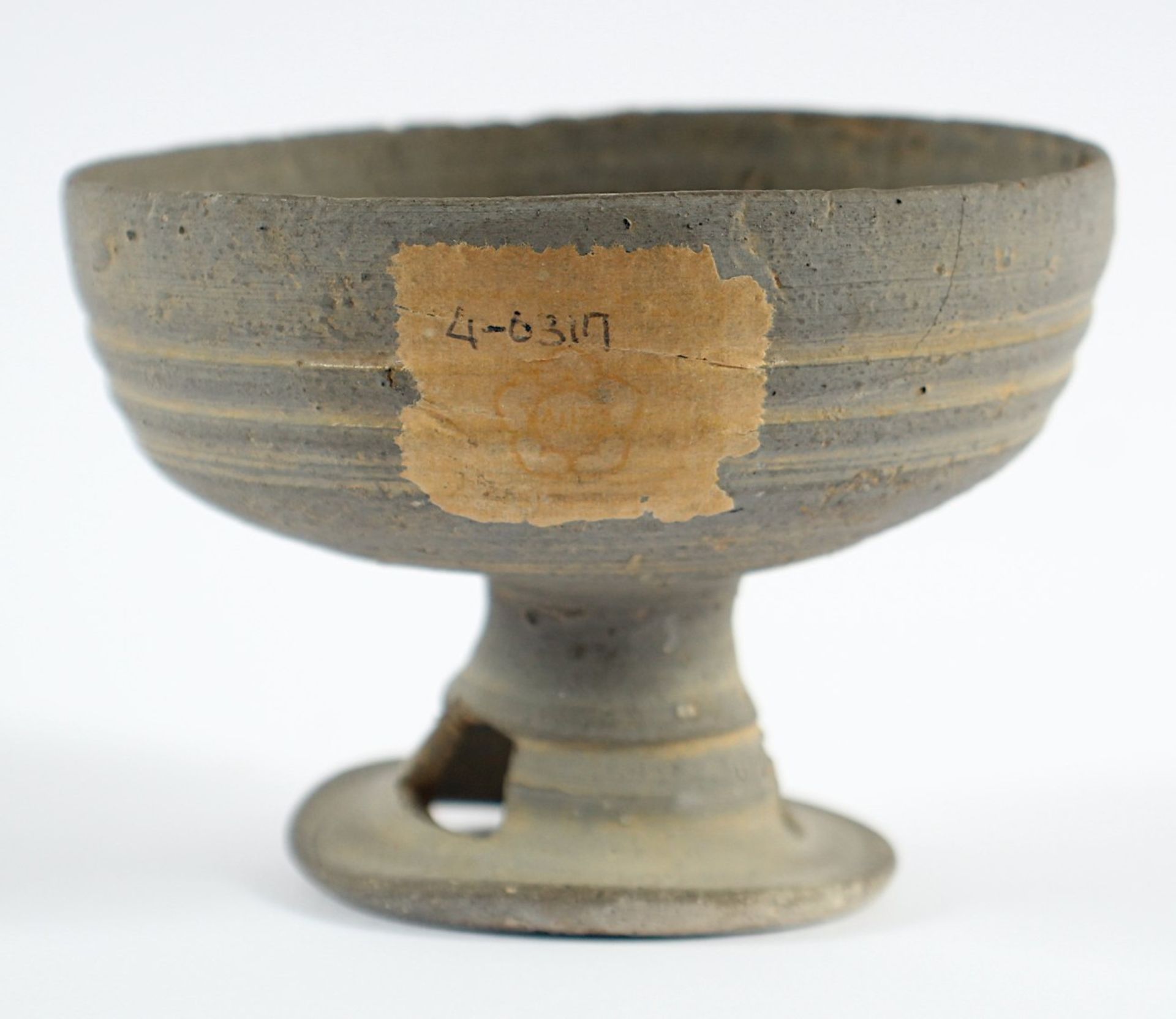 FUSS-SCHALE, Keramik, H 7, alter Klebezettel, KOREA, Silla-Periode - Image 2 of 3