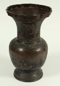 GROSSE VASE, Bronze, auf der Wandung und am Hals je zwei große Reserven mit Reliefdarstellungen, H