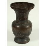 GROSSE VASE, Bronze, auf der Wandung und am Hals je zwei große Reserven mit Reliefdarstellungen, H