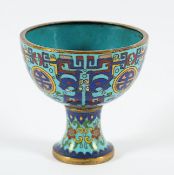 CLOISONNÉ-STEM CUP, auf der Wandung im farbigem Email-Cloisonné auf hellblauem Grund dekoriert,