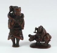 ZWEI NETSUKE, Buchsbaum, a) stehender Affengaugler mit einem Affen auf seiner Schulter, glänzende