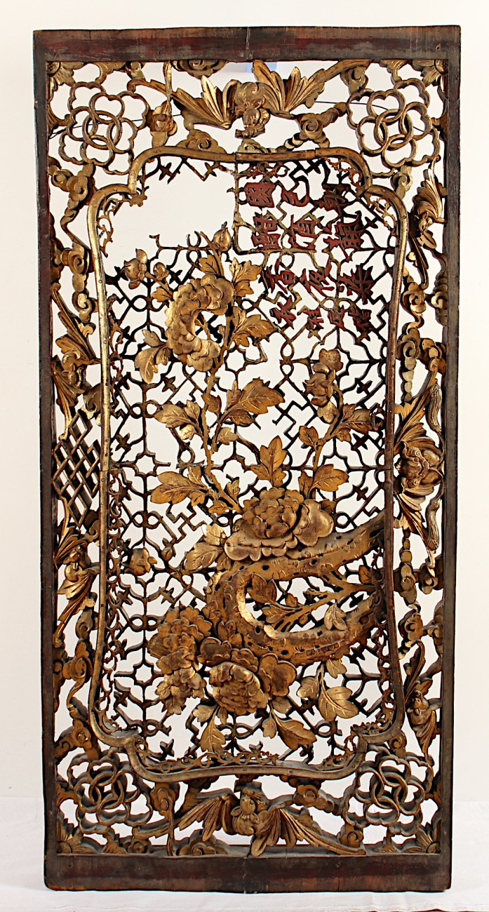 PANEEL, Holz, durchbrochen und im hohen Relief beschnitzt, über Rotlack vergoldet, 61 x 129, besch.,