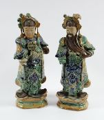 ZWEI WÄCHTERFIGUREN, Porzellan, farbig glasiert, H bis 36, besch., CHINA